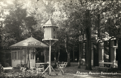 12227 Gezicht op het paviljoen Dennelust bij het pension Bergzicht aan de Cunerweg te Rhenen.N.B. Pension Bergzicht ...